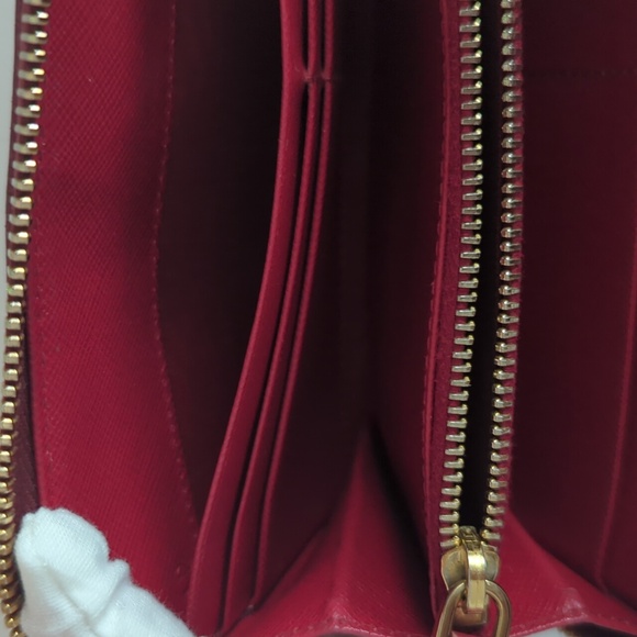Prada Saffiano zippy wallet - Picture 14 of 17
